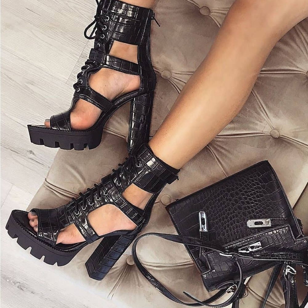 𝙇𝙖𝙨𝙩 6 & 8.5 🖤Embossed Open Toe Lug Platform